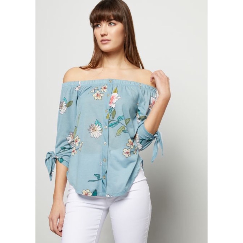 🌹3 for $25🌹 Blue Floral Off Shoulder Button Top